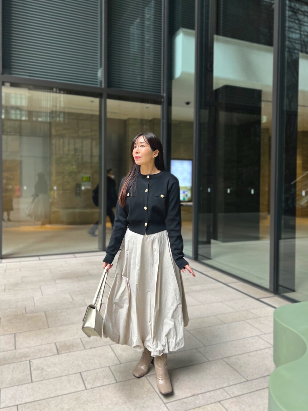 ブラック系のカーディガン/ボレロを着用したレディースの冬コーディネートの3枚目の写真