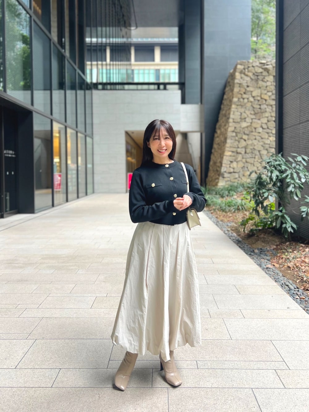 ブラック系のカーディガン/ボレロを着用したレディースの冬コーディネートの5枚目の写真