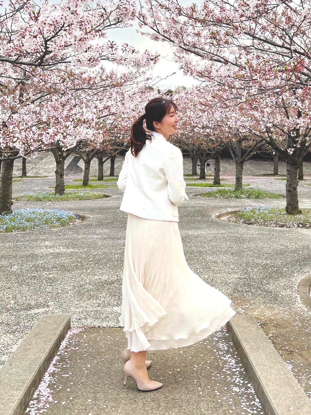 ホワイト系のスカート、ホワイト系のシャツ/ブラウスを着用したレディースの春コーディネートの3枚目の写真