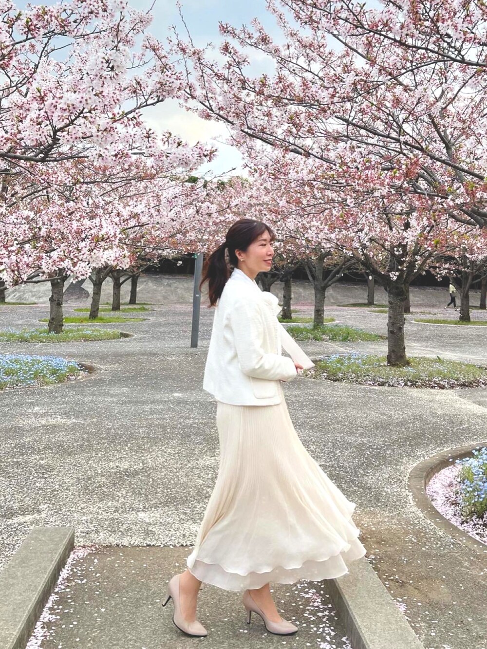 ホワイト系のスカート、ホワイト系のシャツ/ブラウスを着用したレディースの春コーディネートの4枚目の写真