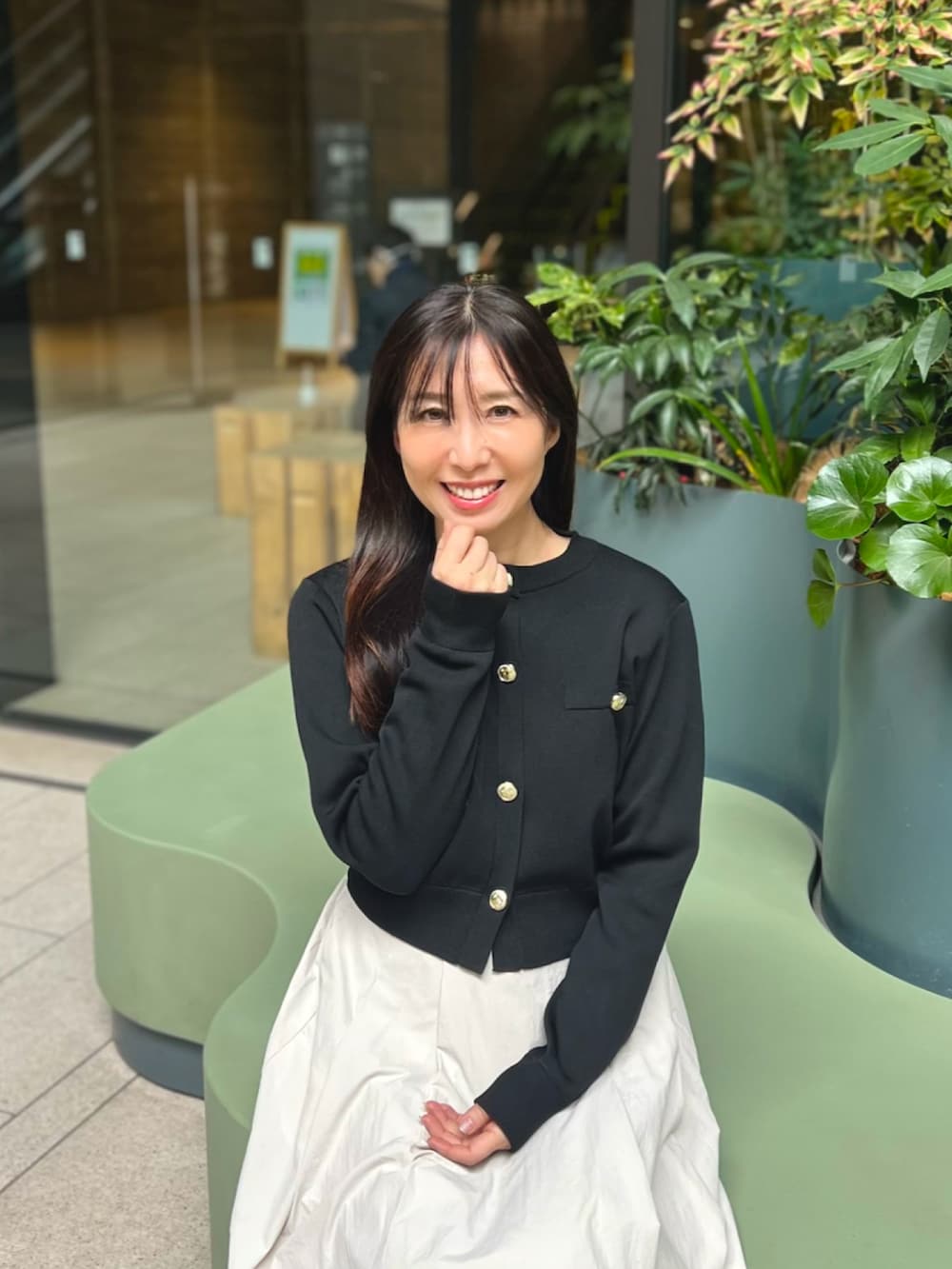 ブラック系のカーディガン/ボレロを着用したレディースの冬コーディネートの2枚目の写真