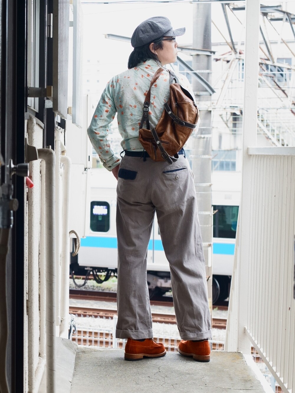 グレー系のパンツ、オレンジ系のブーツ、グリーン系のシャツ/ブラウスを着用したメンズの夏コーディネートの2枚目の写真