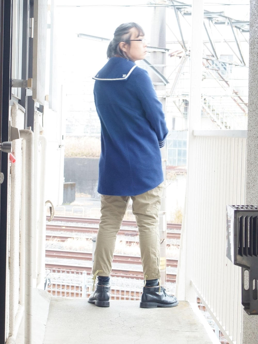 ブラック系のブーツを着用したメンズの冬コーディネートの2枚目の写真