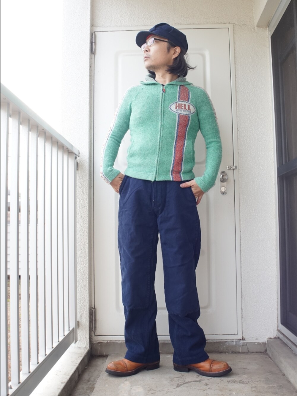 ブルー系のカーゴパンツ、グリーン系のジャージ、オレンジ系のブーツを着用したメンズの冬コーディネートの2枚目の写真