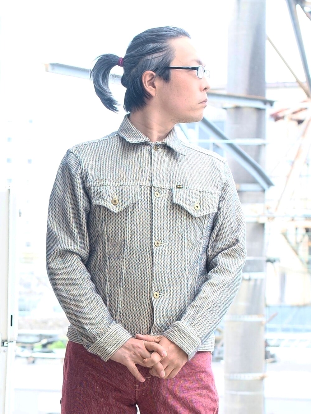 ホワイト系のデニムジャケット、レッド系のパンツ、ブラウン系のモカシン/デッキシューズを着用したメンズの春コーディネートの2枚目の写真