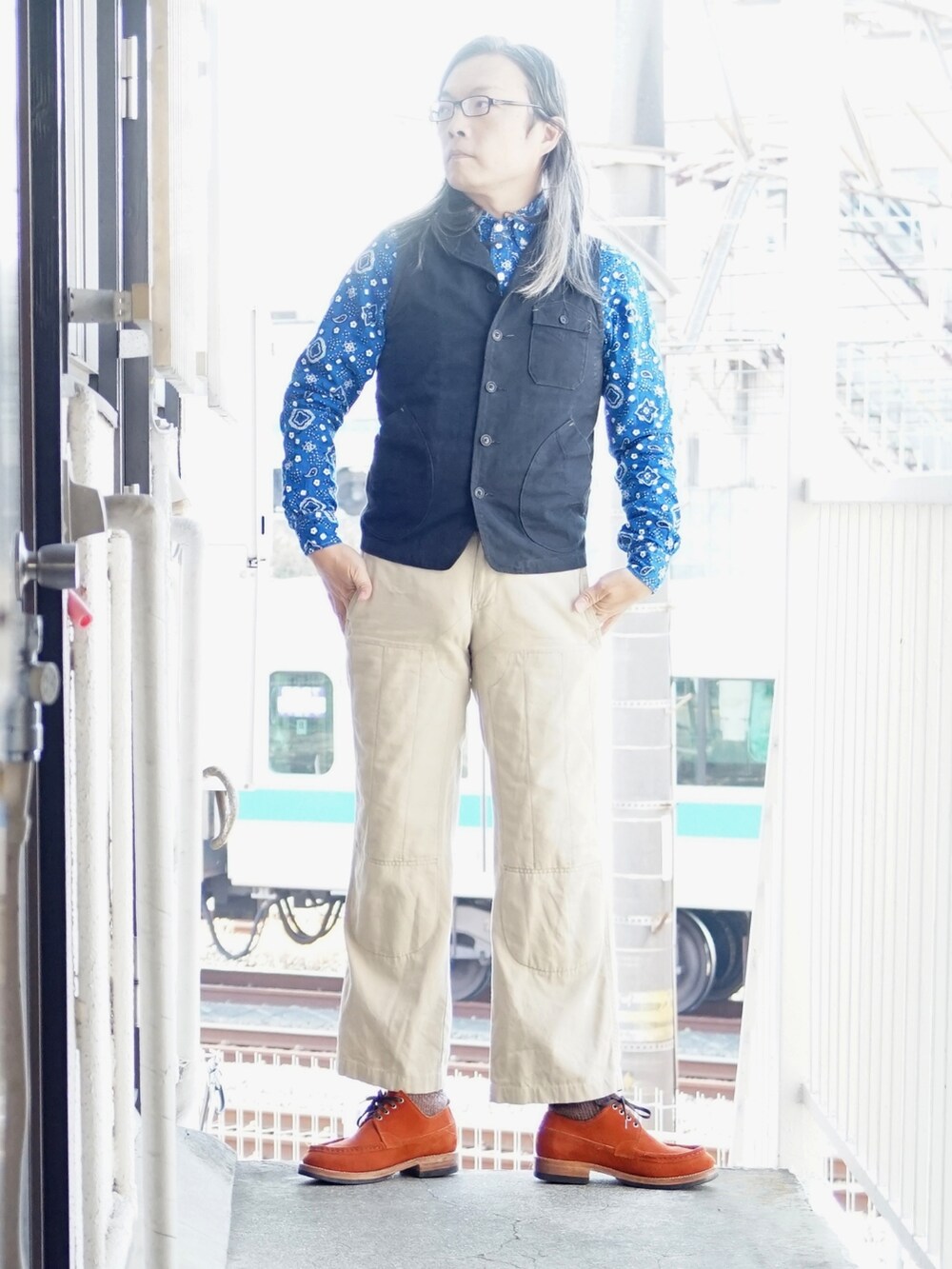 オレンジ系のブーツ、ベージュ系のカーゴパンツ、ブルー系のシャツ/ブラウスを着用したメンズの冬コーディネートの2枚目の写真