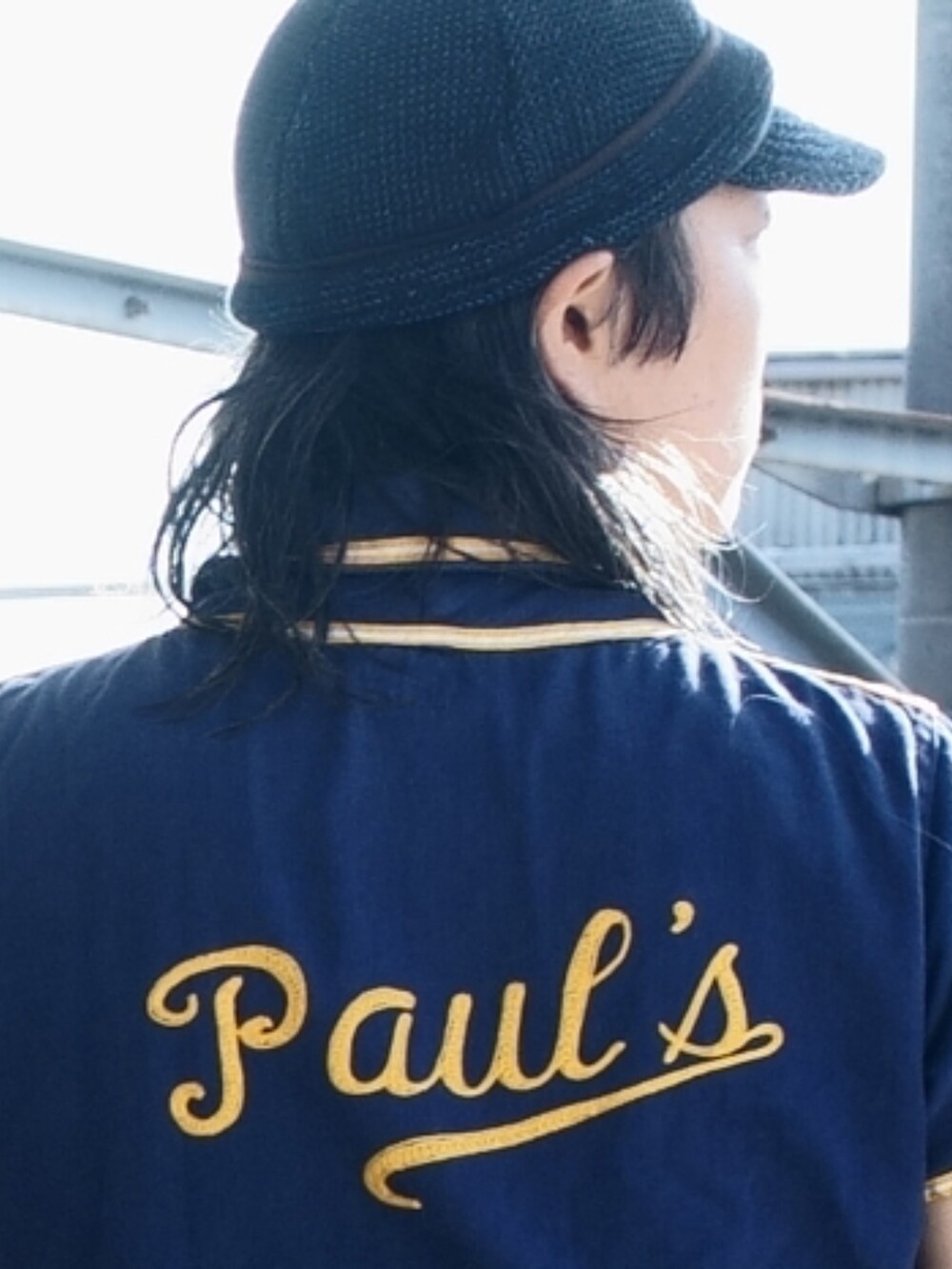 オレンジ系のブーツ、ブルー系のシャツ/ブラウス、ブルー系のキャップを着用したメンズの夏コーディネートの2枚目の写真