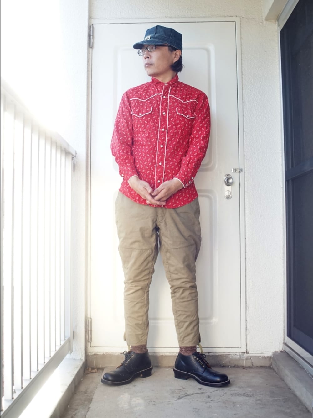 ブラック系のブーツ、ブルー系のカバーオール、ブルー系のキャップを着用したメンズの冬コーディネートの2枚目の写真