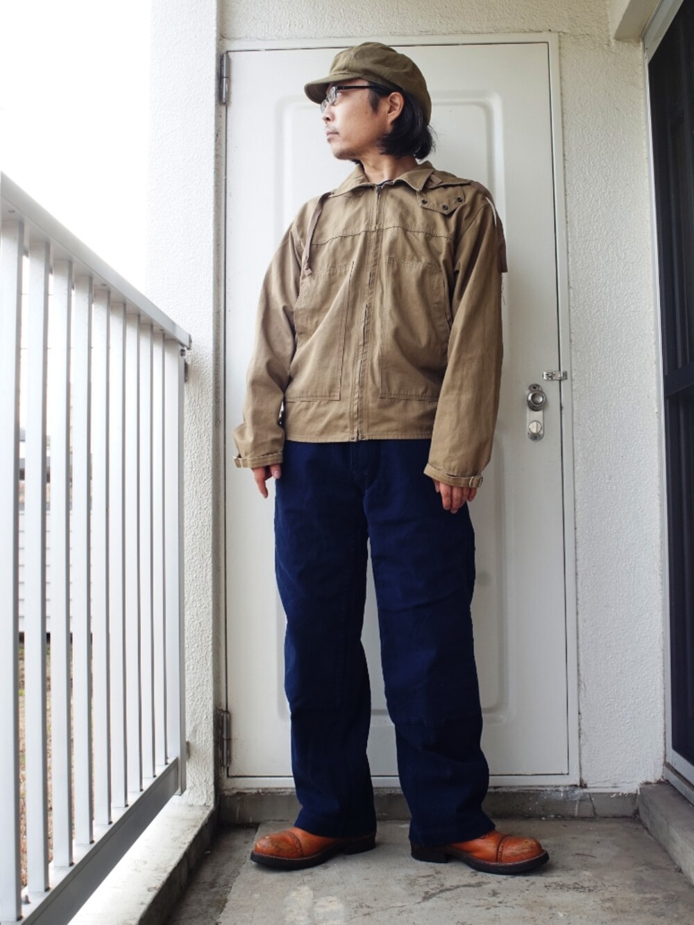 ブルー系のカーゴパンツ、オレンジ系のブーツを着用したメンズの夏コーディネートの2枚目の写真