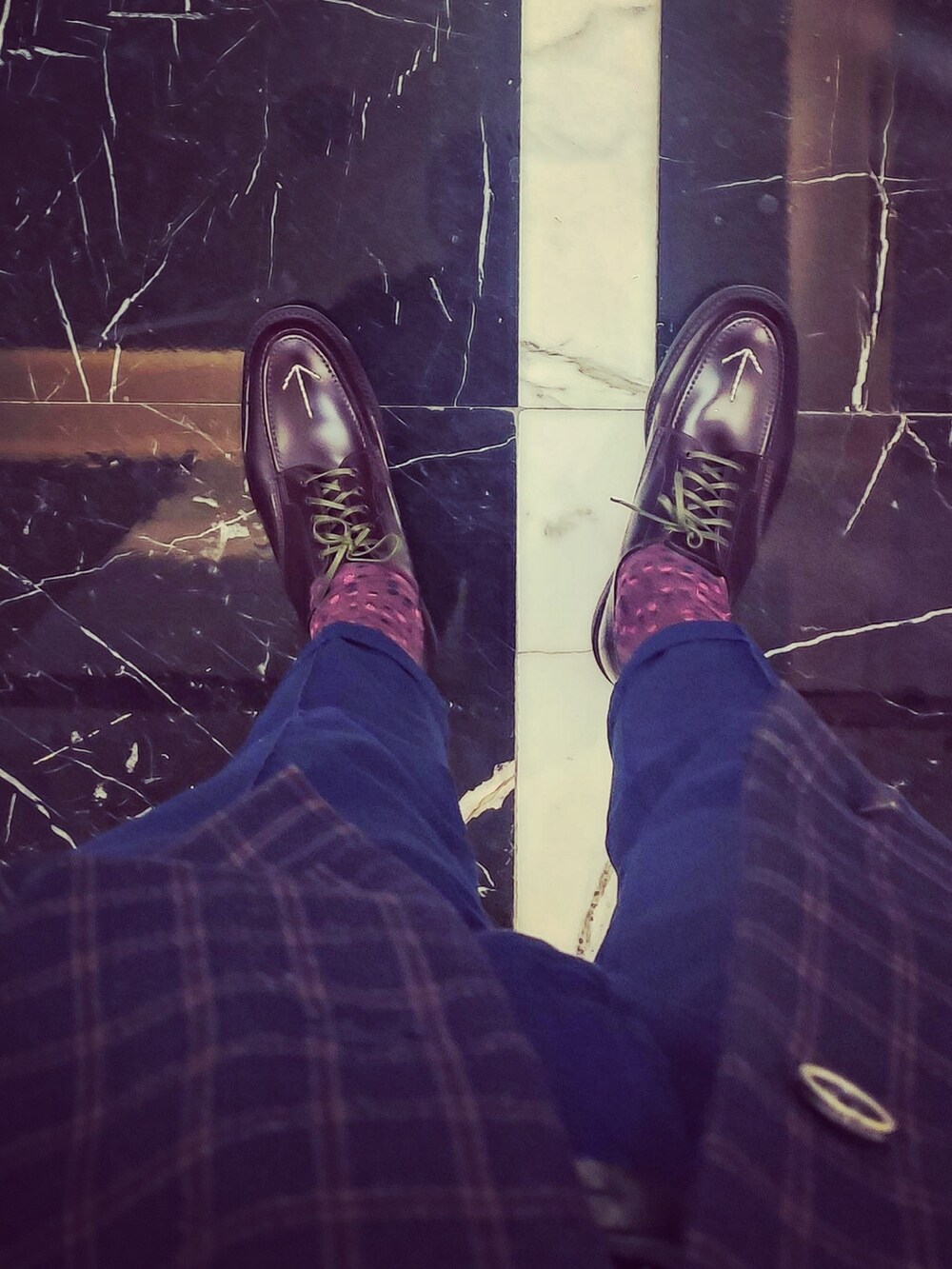 ブラウン系のシューズ、ホワイト系の蝶ネクタイを着用したメンズの冬コーディネートの2枚目の写真