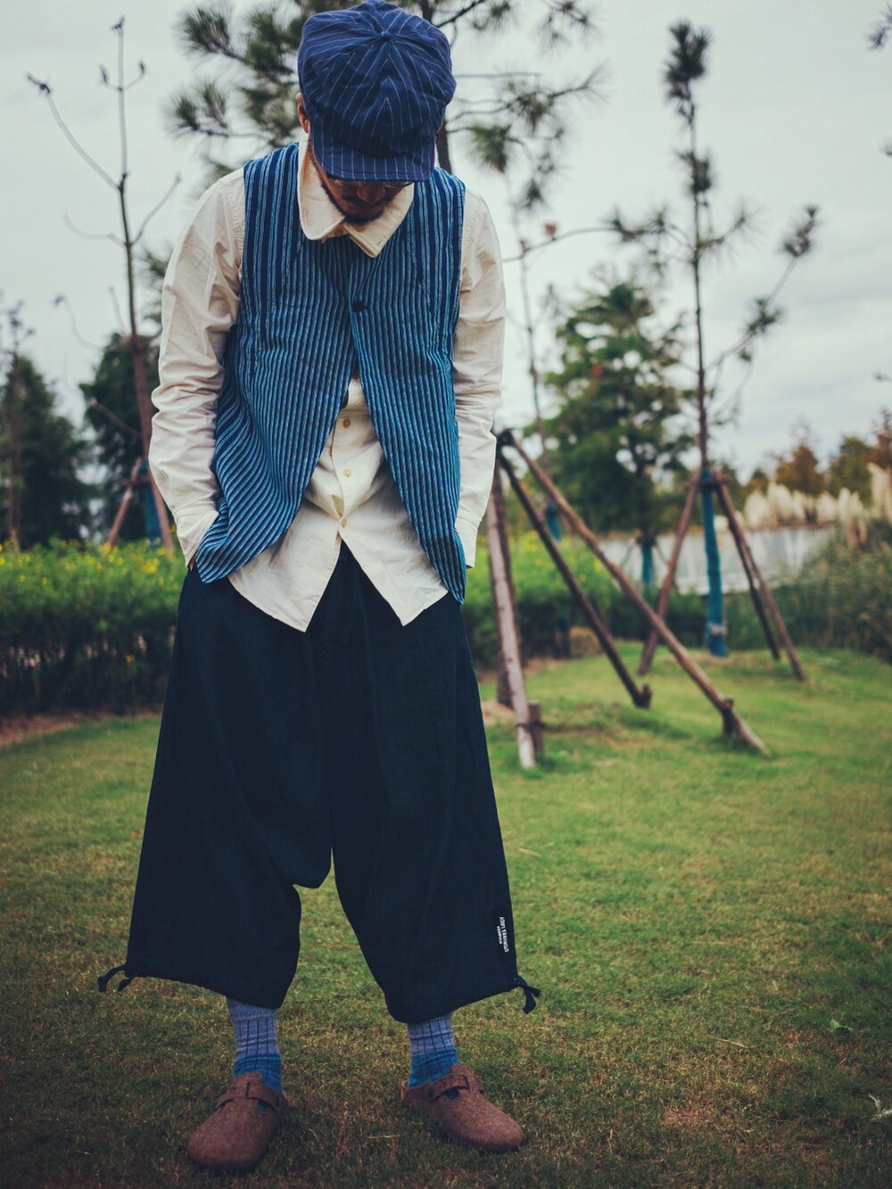 ホワイト系のシャツ/ブラウス、ブルー系のタンクトップを着用したメンズの秋コーディネートの2枚目の写真