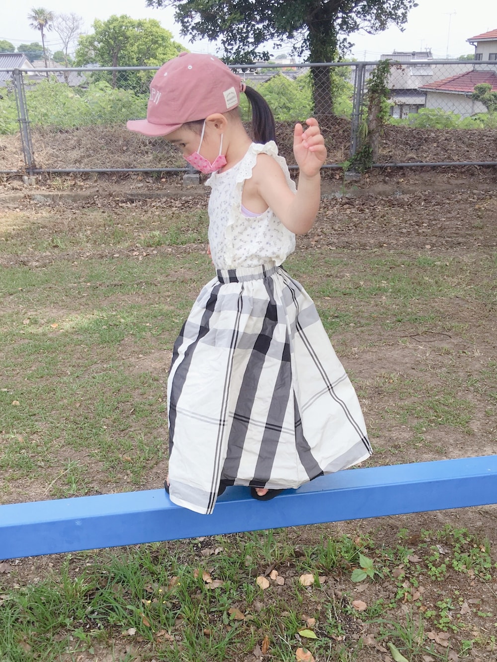 「4歳、4歳女の子、お出かけコーデ、キッズファッション、女の子、サンダル、初夏コーデ、シンプルコーデ、プチプラ、花柄、スカート、キャップ、女子コーデ、チェック、ピンク」｜「laulea_shopのアイテム（スカート、ホワイト系）」を使った、meiri &nanaseさん（キッズ・110cm）の春コーディネートの2枚目の写真