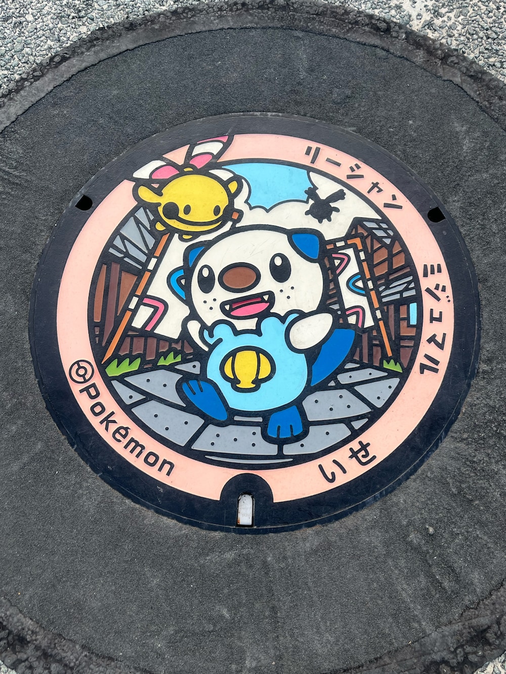 ブラック系のノーカラーコート、ベージュ系のスニーカー、グリーン系のストール/ショールを着用したレディースの冬コーディネートの2枚目の写真