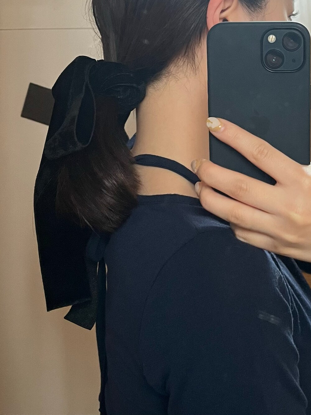 ブラック系のバックパック/リュックを着用したレディースの春コーディネートの2枚目の写真