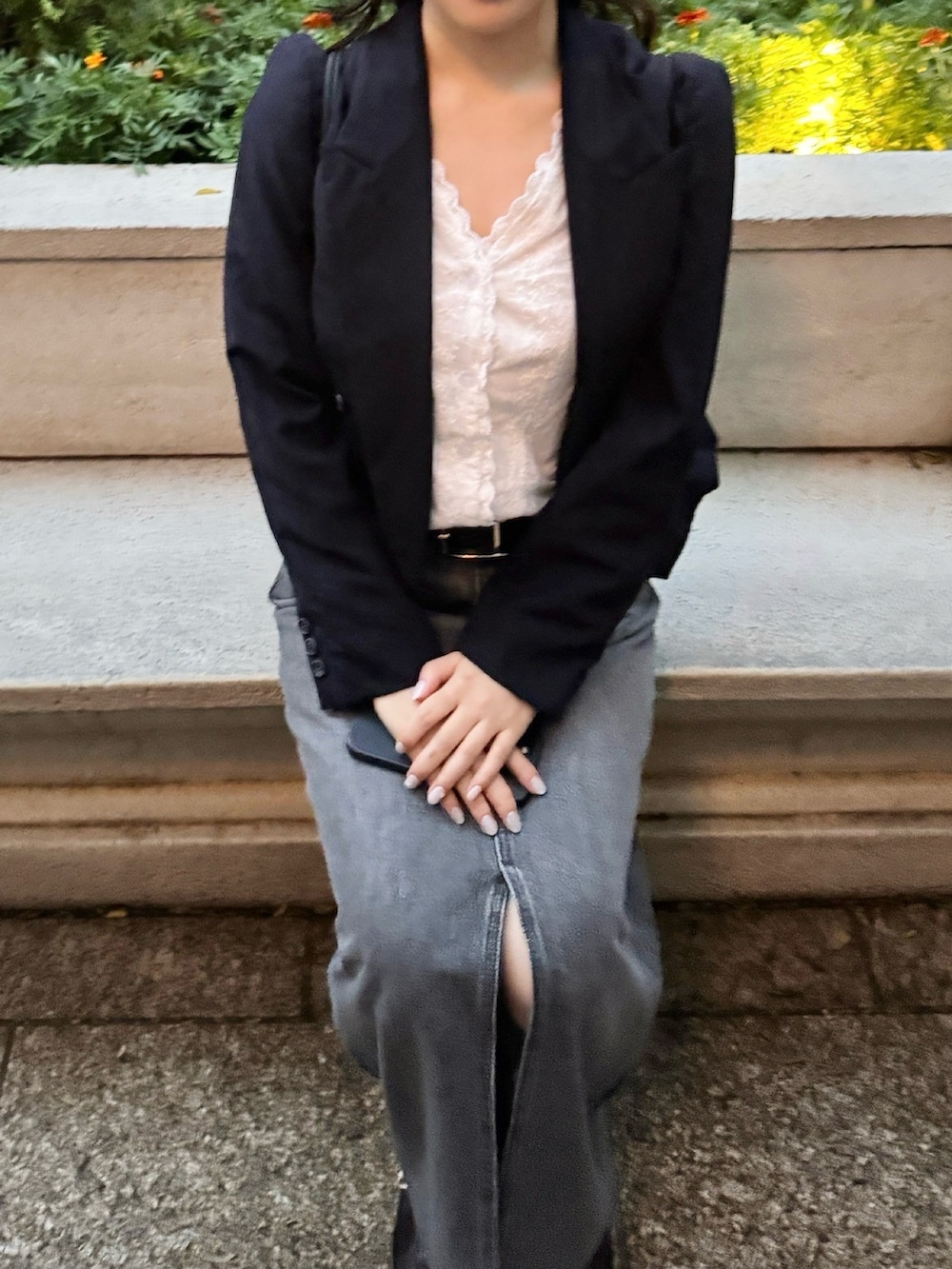 ブラック系のデニムスカート、ブラウン系のスニーカー、ブラック系のバックパック/リュックを着用したレディースの秋コーディネートの2枚目の写真