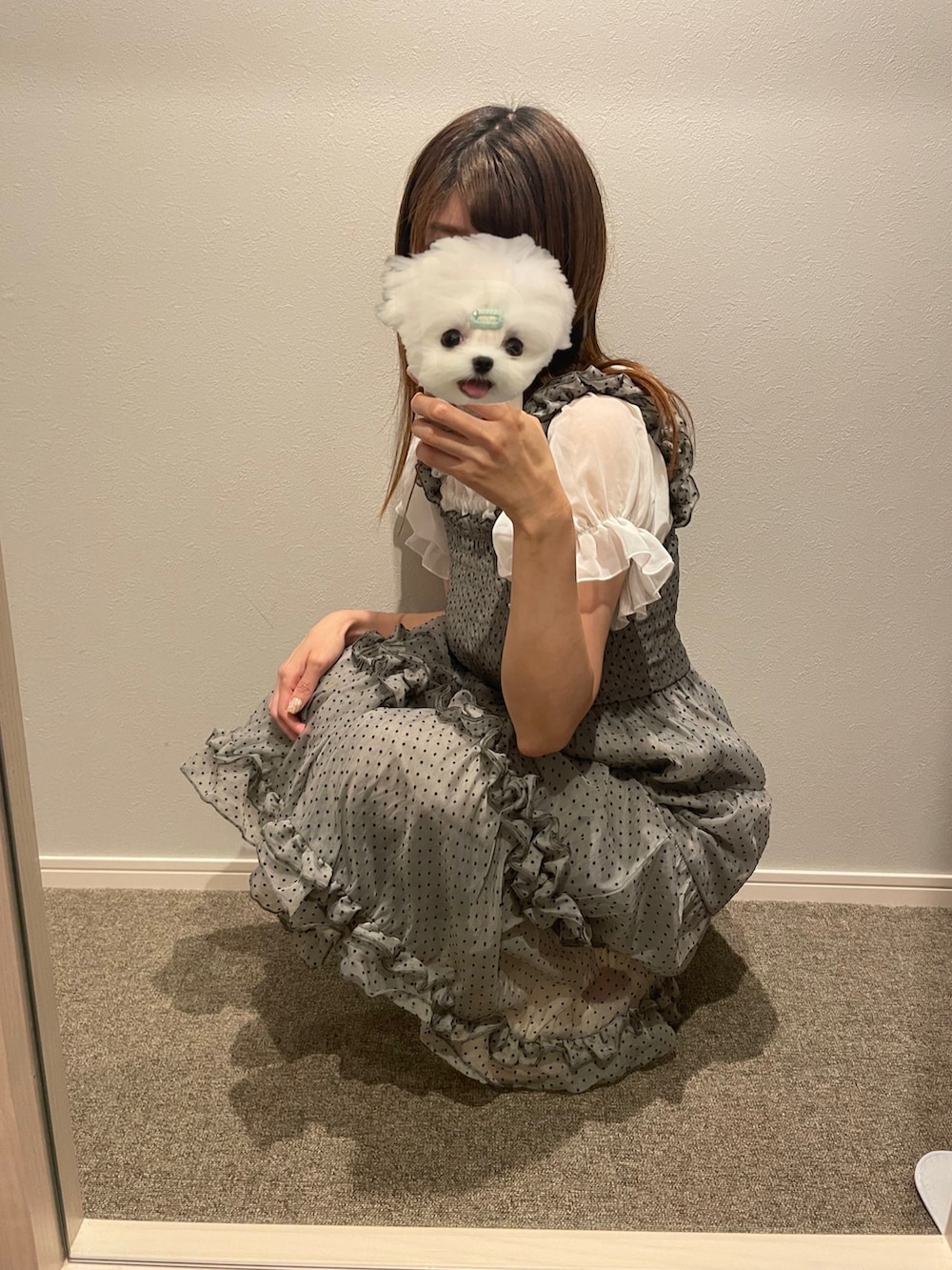 グレー系のワンピース、ホワイト系のサンダルを着用したレディースの秋コーディネートの2枚目の写真