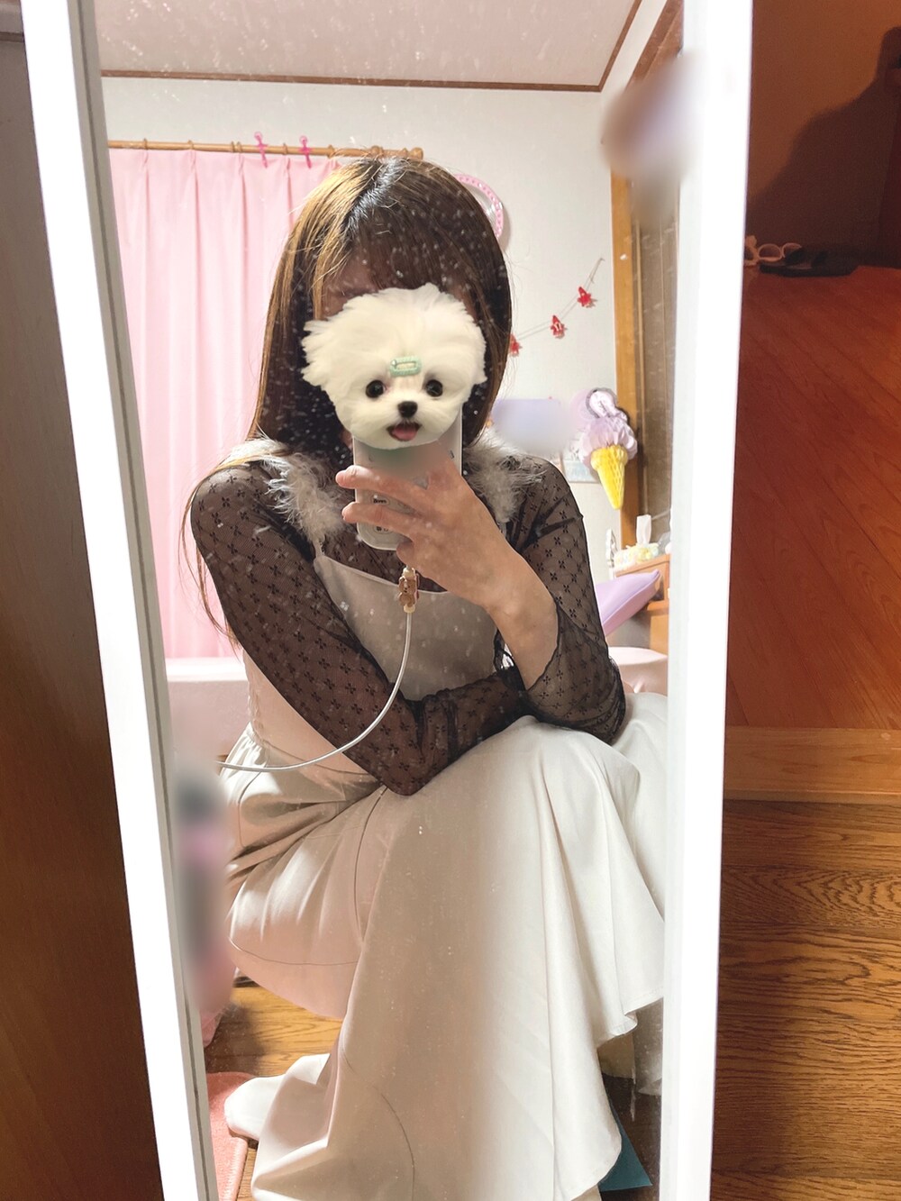 ブラック系のTシャツ/カットソー、ホワイト系のワンピースを着用したレディースの秋コーディネートの2枚目の写真