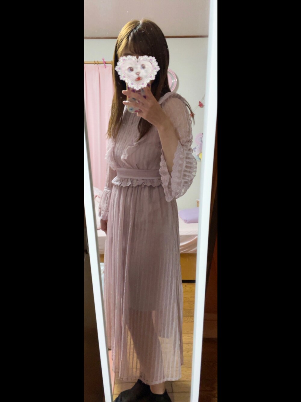 ピンク系のワンピースを着用したレディースの夏コーディネートの2枚目の写真