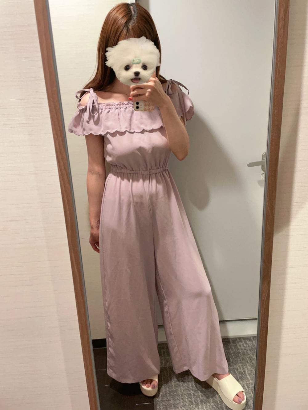 ピンク系のつなぎ/オールインワンを着用したレディースの秋コーディネートの2枚目の写真