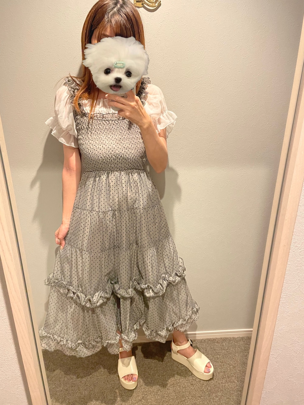 グレー系のワンピース、ホワイト系のサンダルを着用したレディースの秋コーディネートの3枚目の写真