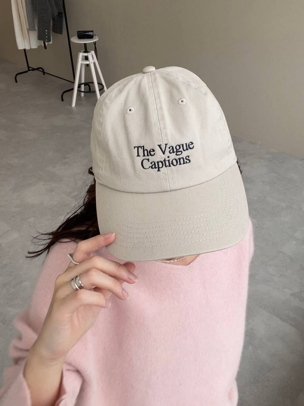 ピンク系のニット/セーター、ホワイト系のその他パンツを着用したレディースの秋コーディネートの4枚目の写真