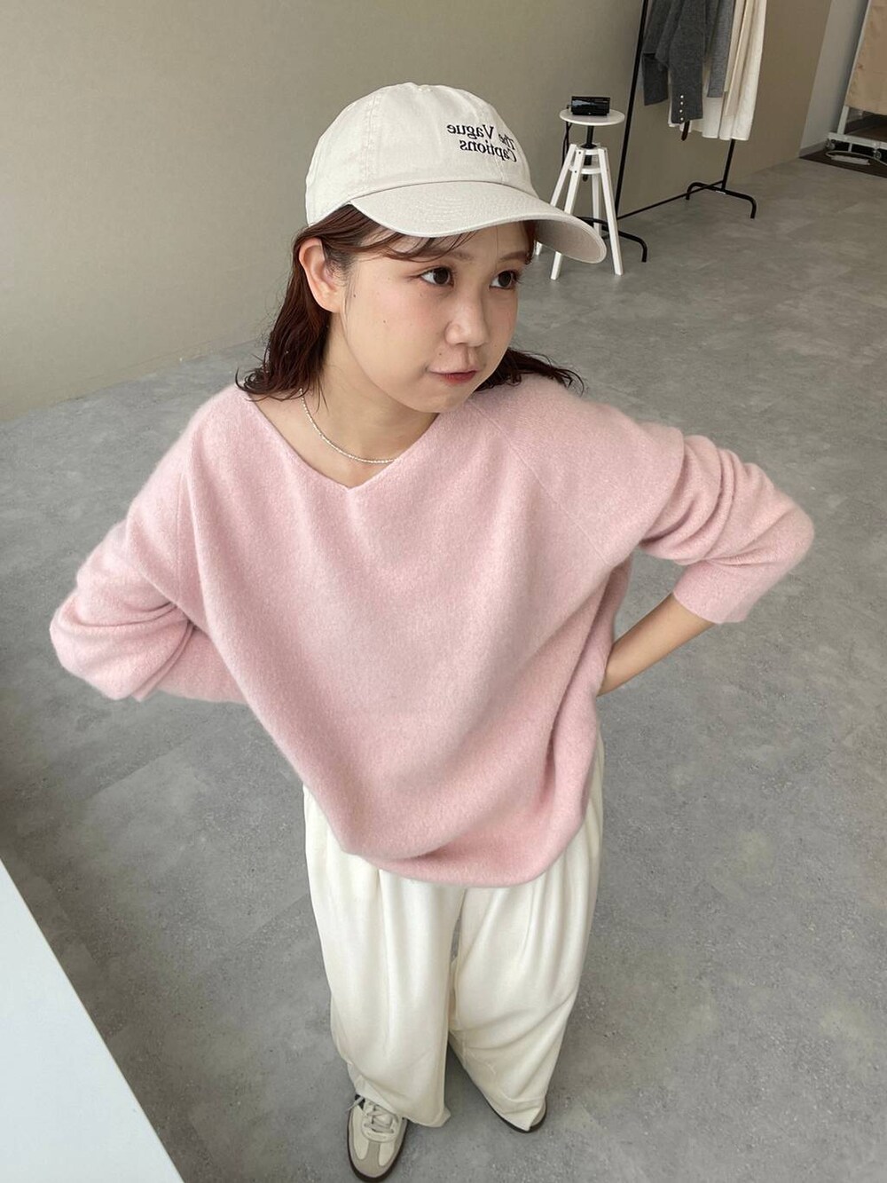 ピンク系のニット/セーター、ホワイト系のその他パンツを着用したレディースの秋コーディネートの2枚目の写真