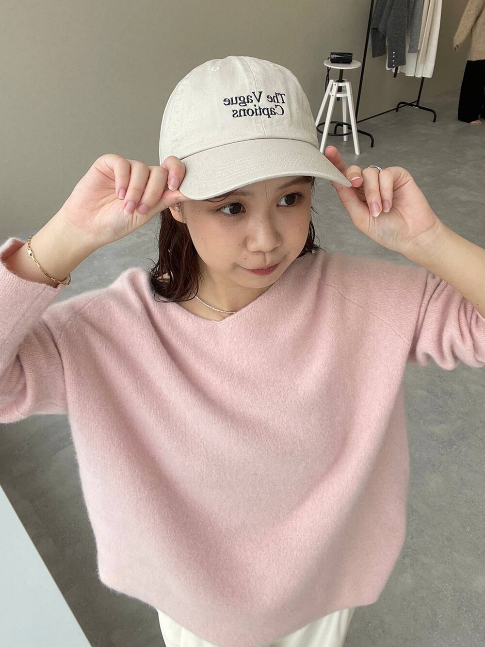 ピンク系のニット/セーター、ホワイト系のその他パンツを着用したレディースの秋コーディネートの3枚目の写真