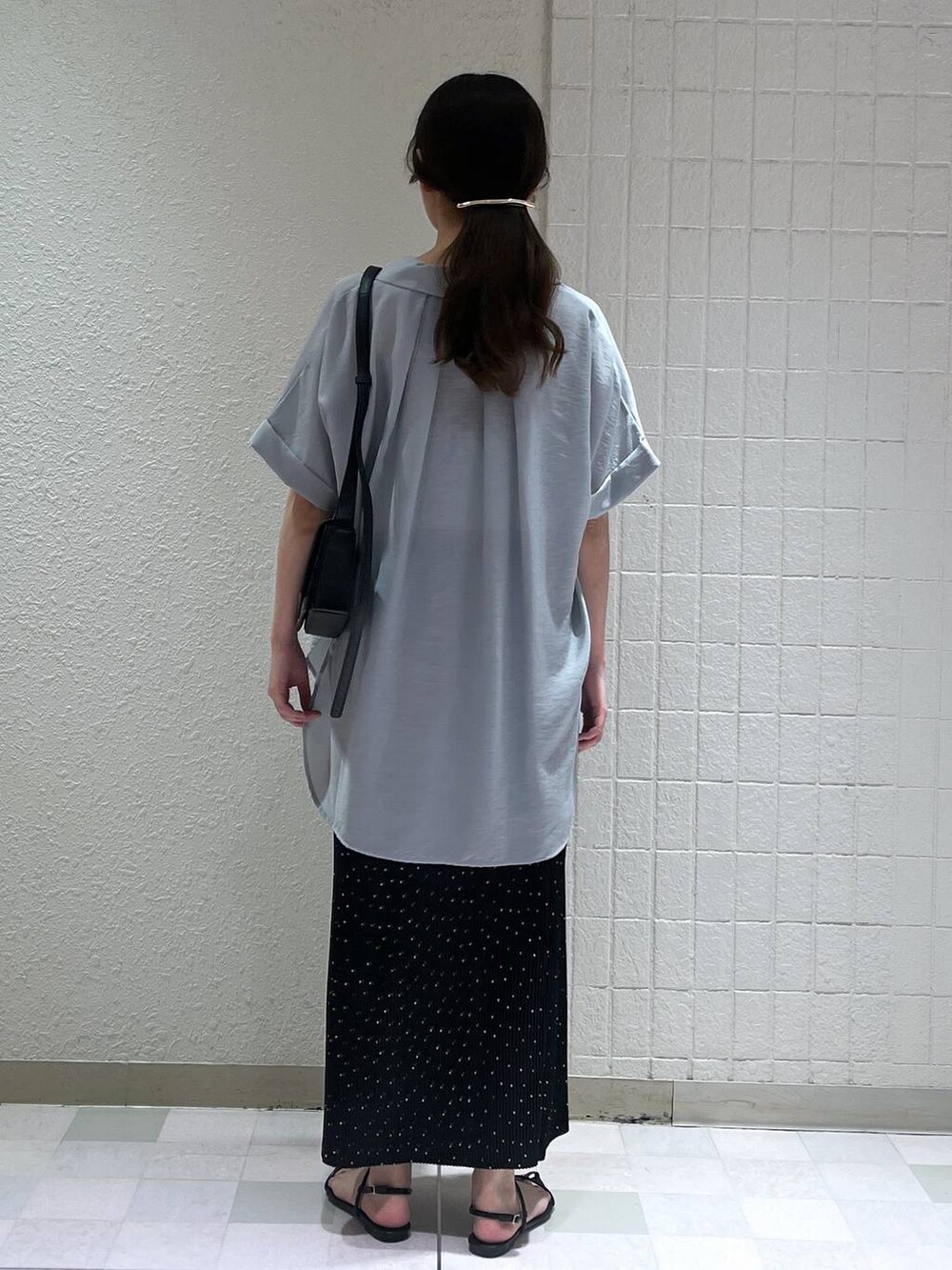 ホワイト系のタンクトップ、ブラック系のサンダル、ブルー系のシャツ/ブラウスを着用したレディースの夏コーディネートの2枚目の写真