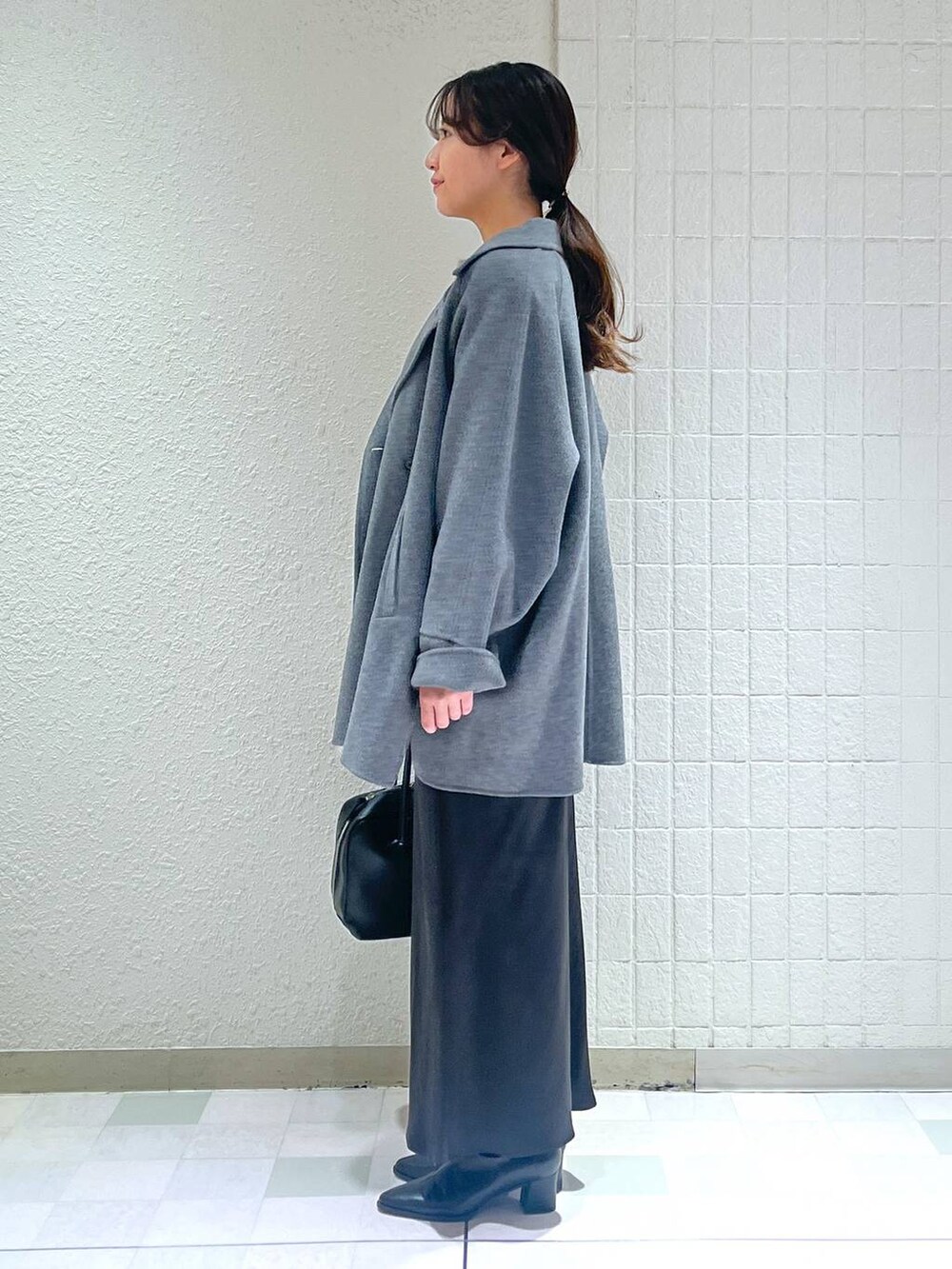 「きれいめ、ナチュラル、ベーシック/シンプル、休日コーデ、デート/ロマンティック、楽ちんコーデ、冬コーデ、お仕事コーデ_apart by lowrys、体型カバー、バッグ、apart by lowrys、スカート、ロングスカート、ニット、コート」｜「A part byのカシープミドルジャケット（その他アウター、グレー系）」を使った、keinaさん（レディース・160cm）の秋コーディネートの2枚目の写真