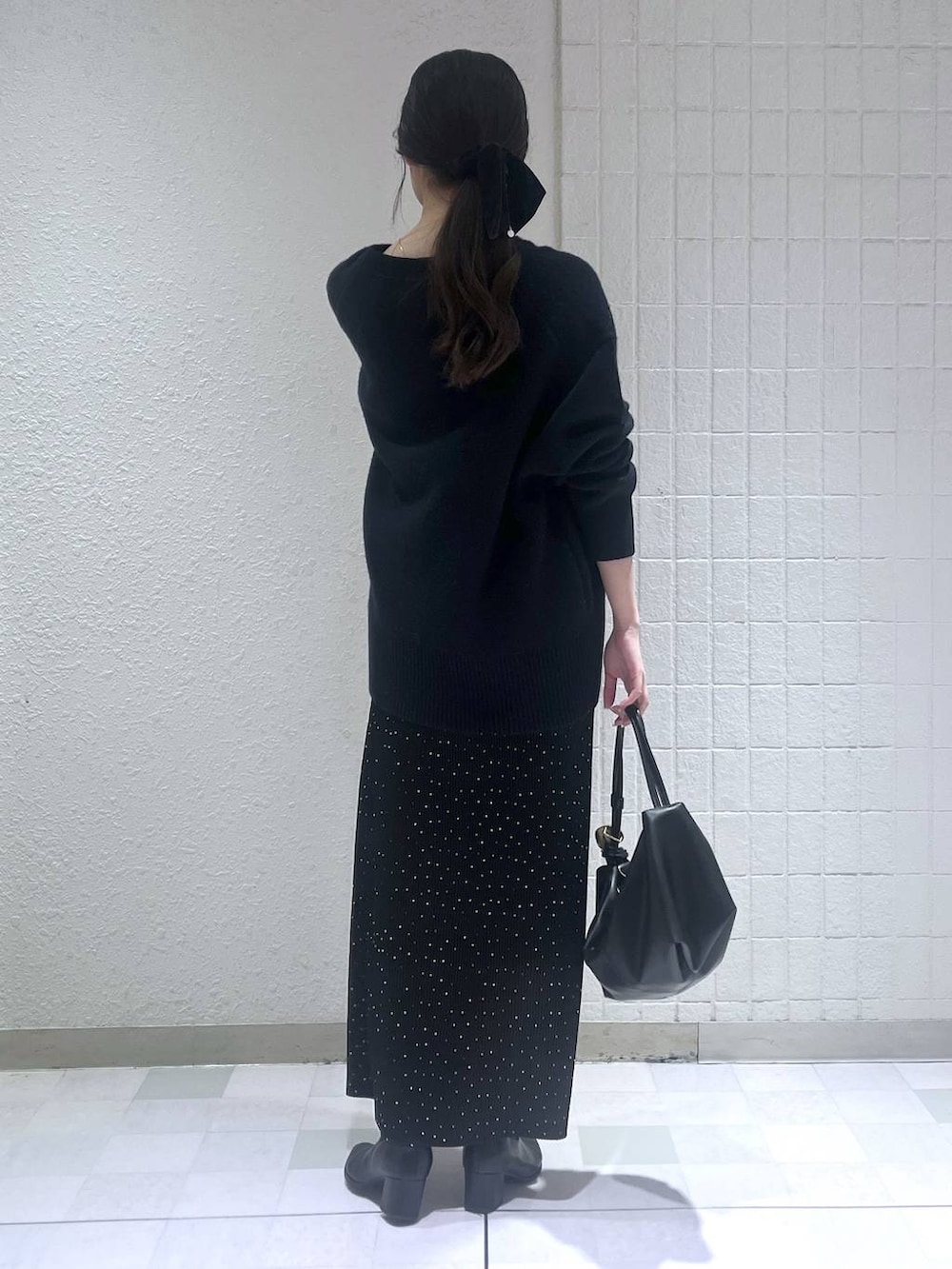 ブルー系のカーディガン/ボレロ、ブラック系のブーツ、その他のスカートを着用したレディースの冬コーディネートの3枚目の写真