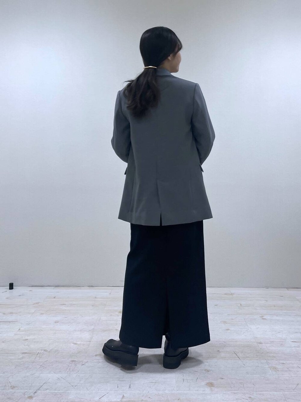 ブルー系のシャツ/ブラウス、ブラック系のショルダーバッグ、ブラック系のスカートを着用したレディースの冬コーディネートの3枚目の写真