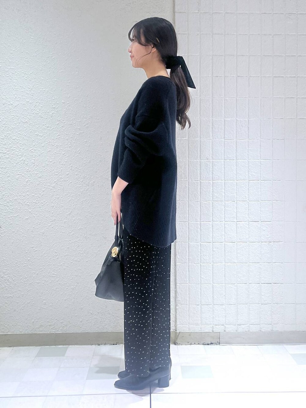 ブルー系のカーディガン/ボレロ、ブラック系のブーツ、その他のスカートを着用したレディースの冬コーディネートの2枚目の写真