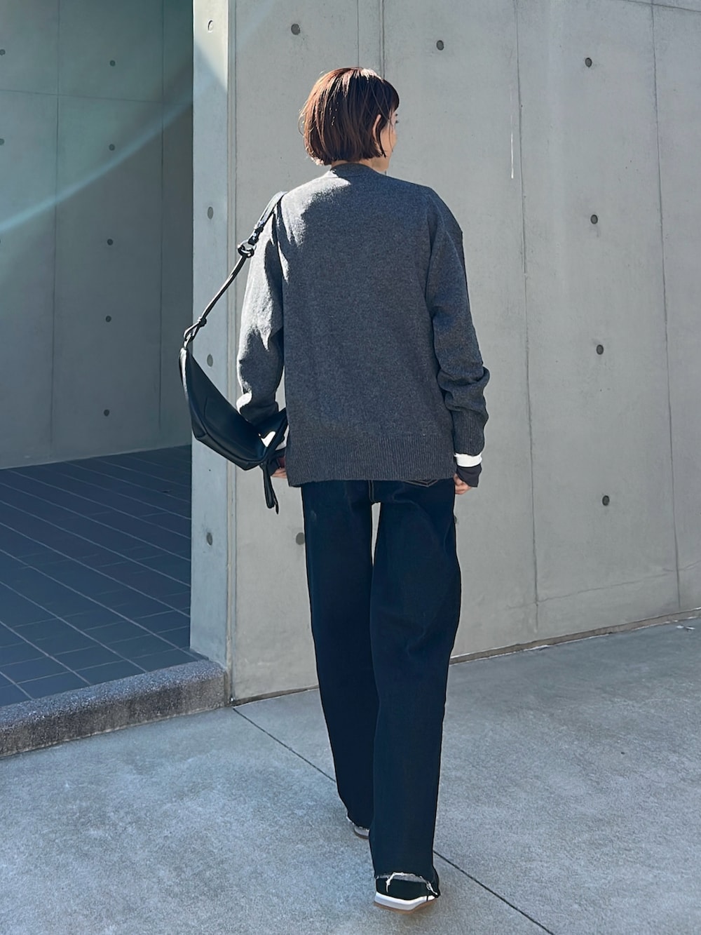 グレー系のカーディガン/ボレロを着用したレディースの秋コーディネートの4枚目の写真