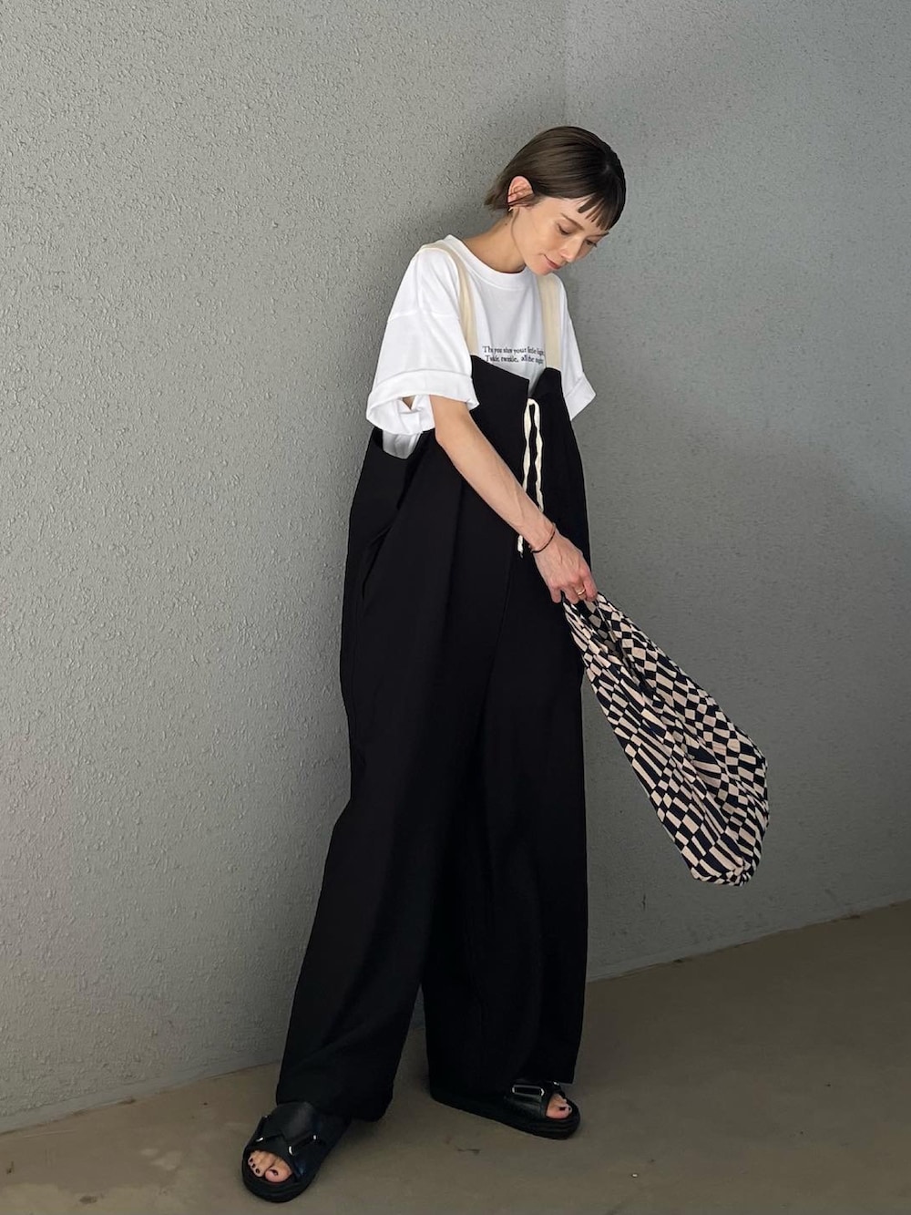 ブルー系のトートバッグ、ブラック系のサロペット/オーバーオール、ブラック系のサンダルを着用したレディースの夏コーディネートの4枚目の写真