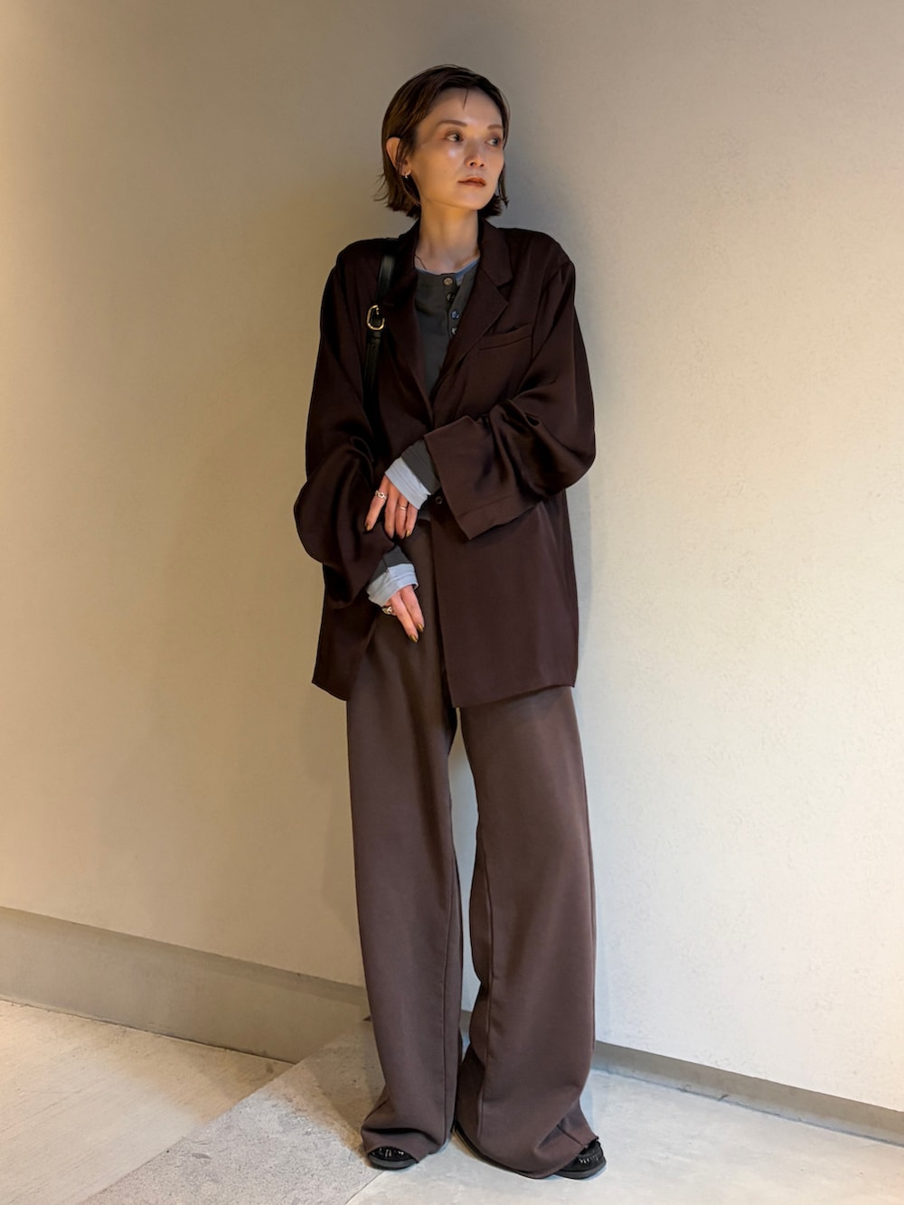 ブラウン系のスウェットパンツ、グレー系のTシャツ/カットソーを着用したレディースの冬コーディネートの2枚目の写真