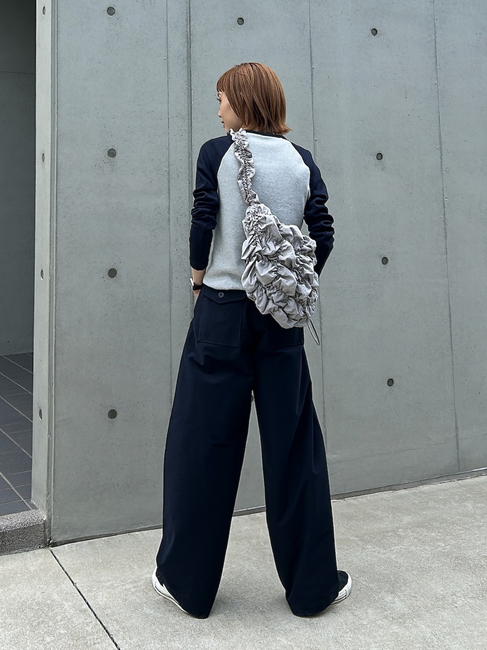 「ロンT、プチプラ、カジュアルスタイル、バレルレッグ、UNIQLO、UNIQLOコーデ、GU、GUコーデ、シンプルコーデ、スニーカーコーデ、大人カジュアル、カジュアルコーデ、春コーデ、アウトドアスタイル」｜「UNIQLOのアイテム（パンツ、ブルー系）」を使った、RIHOさん（レディース・150cm）の春コーディネートの2枚目の写真