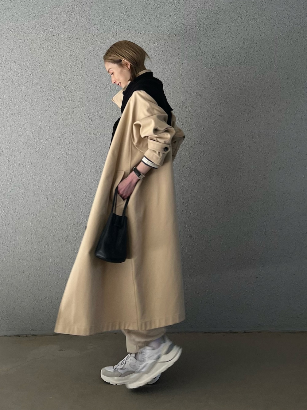 ホワイト系のトップス、ホワイト系のスニーカー、ホワイト系のパンツを着用したレディースの春コーディネートの3枚目の写真