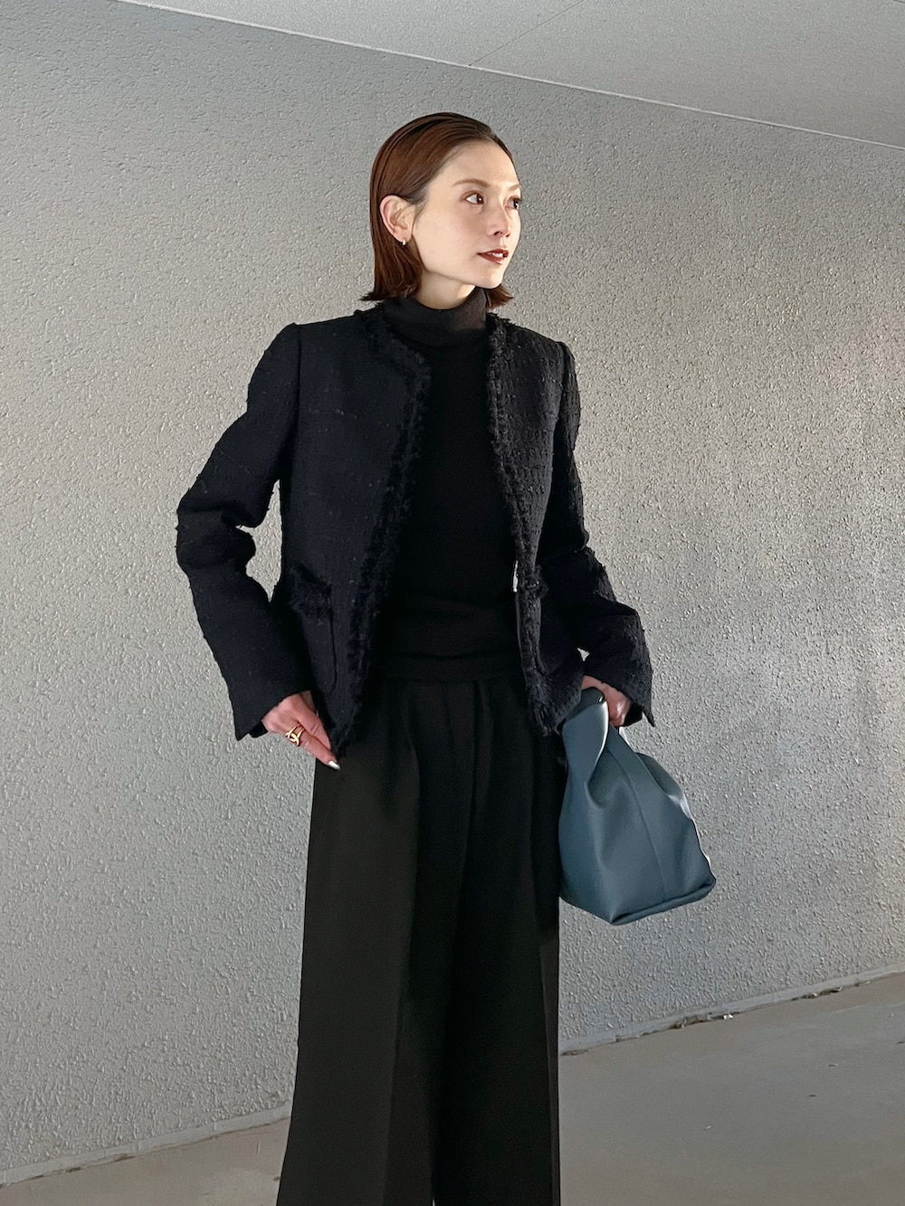 ブラック系のブーツ、ブラック系のパンツ、その他のボディバッグ/ウエストポーチを着用したレディースの冬コーディネートの2枚目の写真