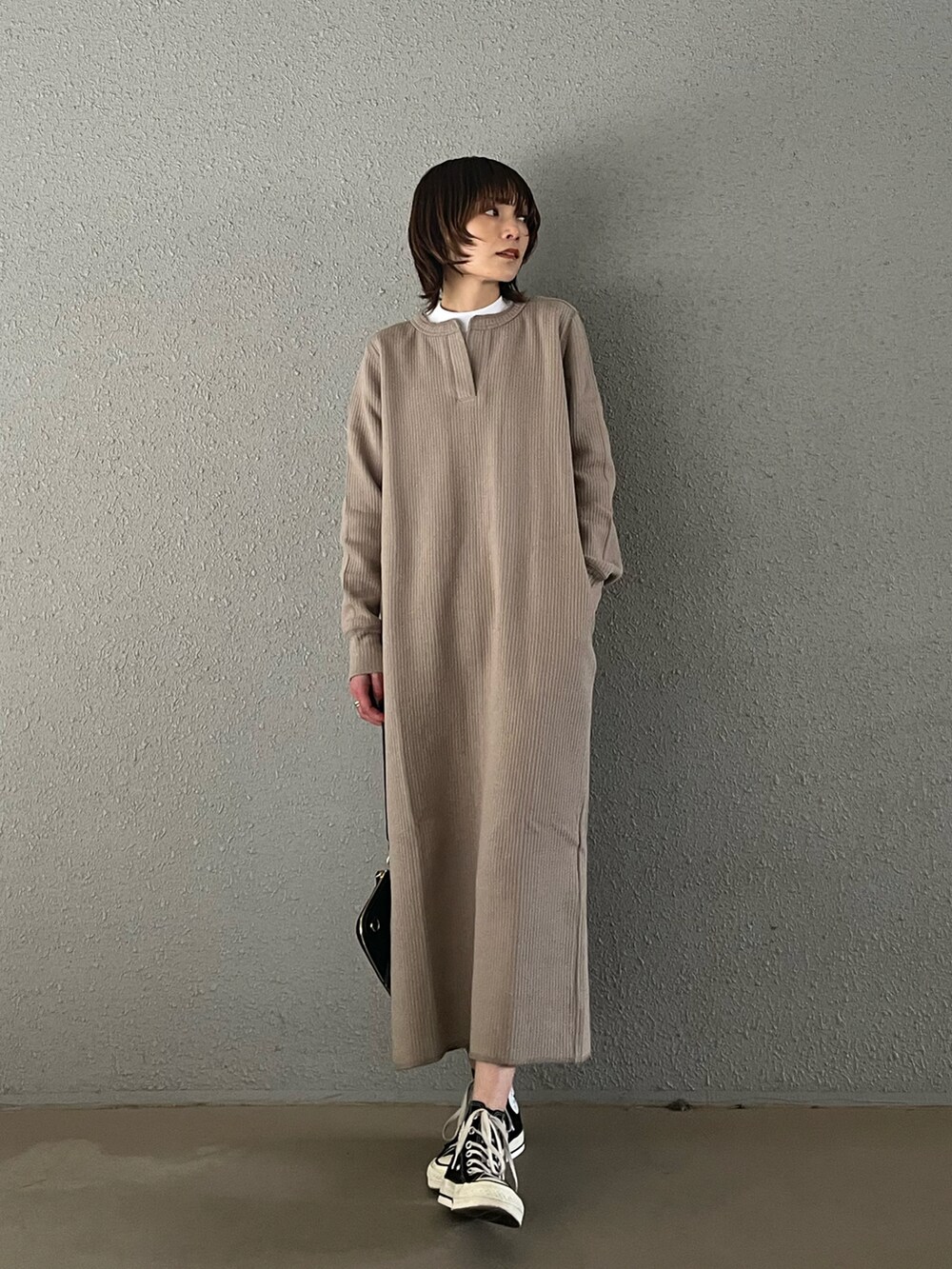 ベージュ系のワンピースを着用したレディースの春コーディネートの3枚目の写真