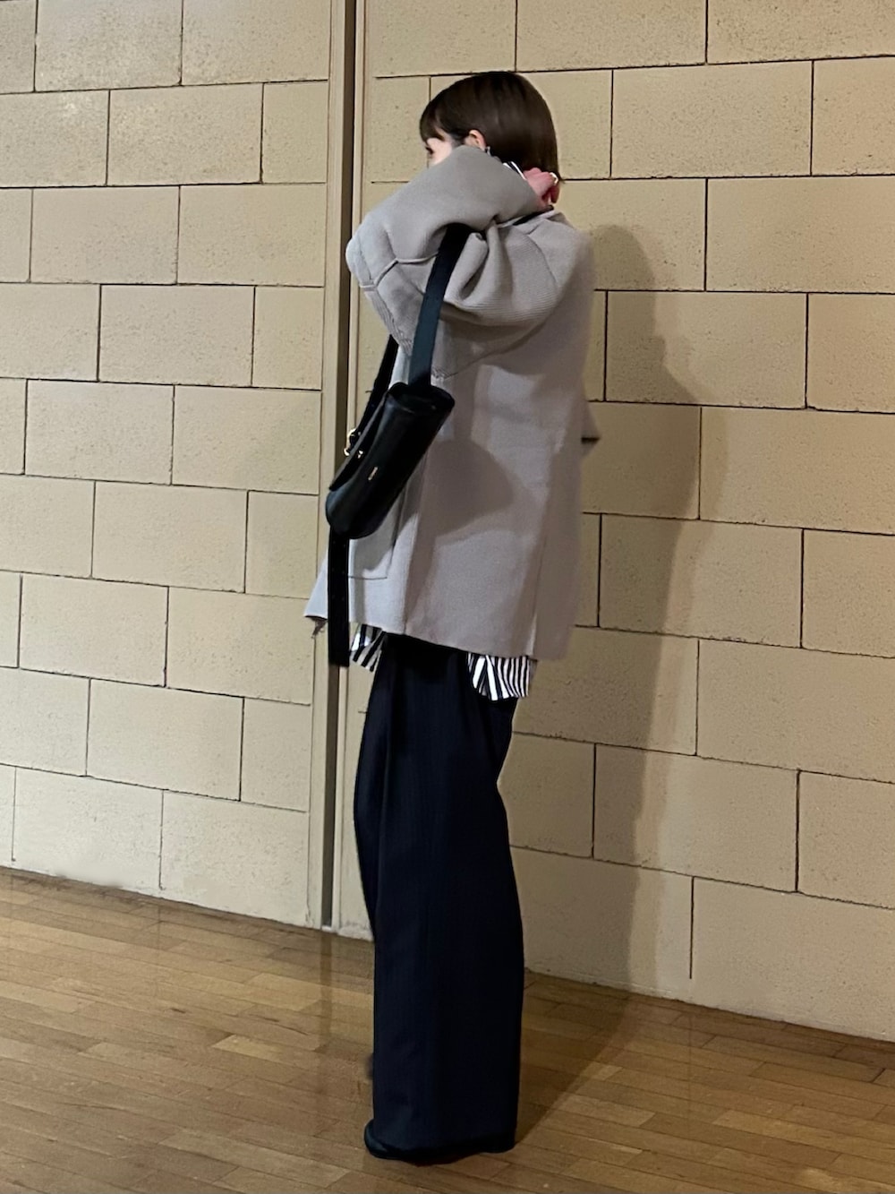 ベージュ系のカーディガン/ボレロ、ブラック系のその他パンツ、ブラック系のショルダーバッグを着用したレディースの冬コーディネートの4枚目の写真