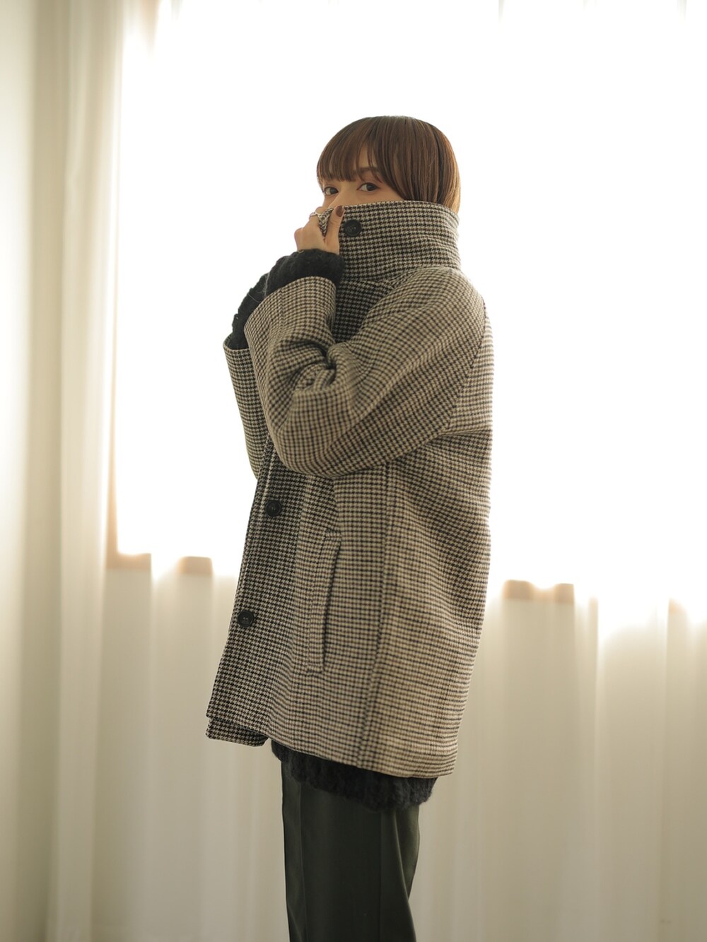 その他のその他アウター、ブラック系のワンピース、グリーン系のその他パンツを着用したレディースの秋コーディネートの2枚目の写真