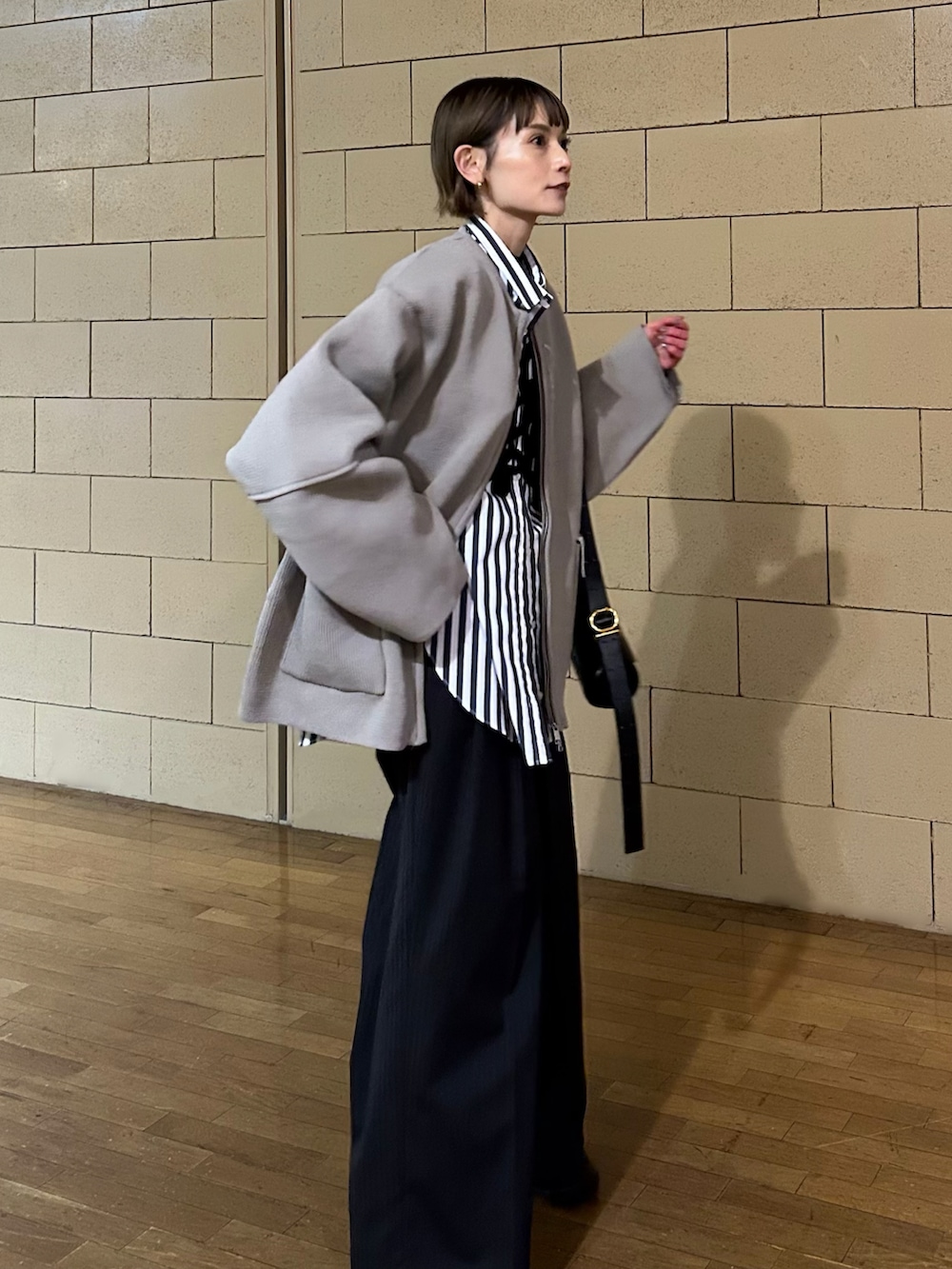 ベージュ系のカーディガン/ボレロ、ブラック系のその他パンツ、ブラック系のショルダーバッグを着用したレディースの冬コーディネートの3枚目の写真