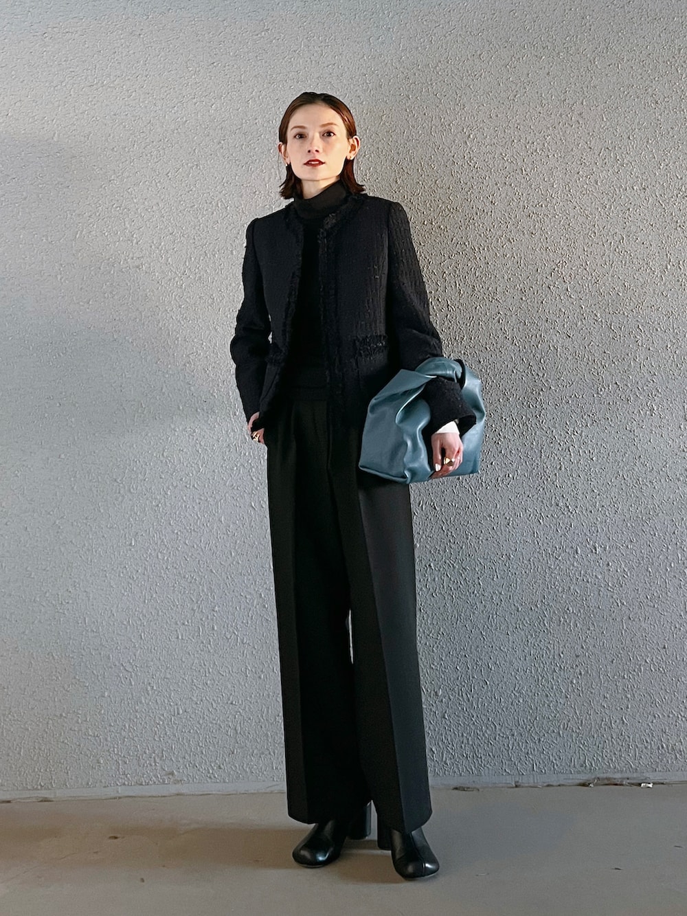 ブラック系のブーツ、ブラック系のパンツ、その他のボディバッグ/ウエストポーチを着用したレディースの冬コーディネートの3枚目の写真