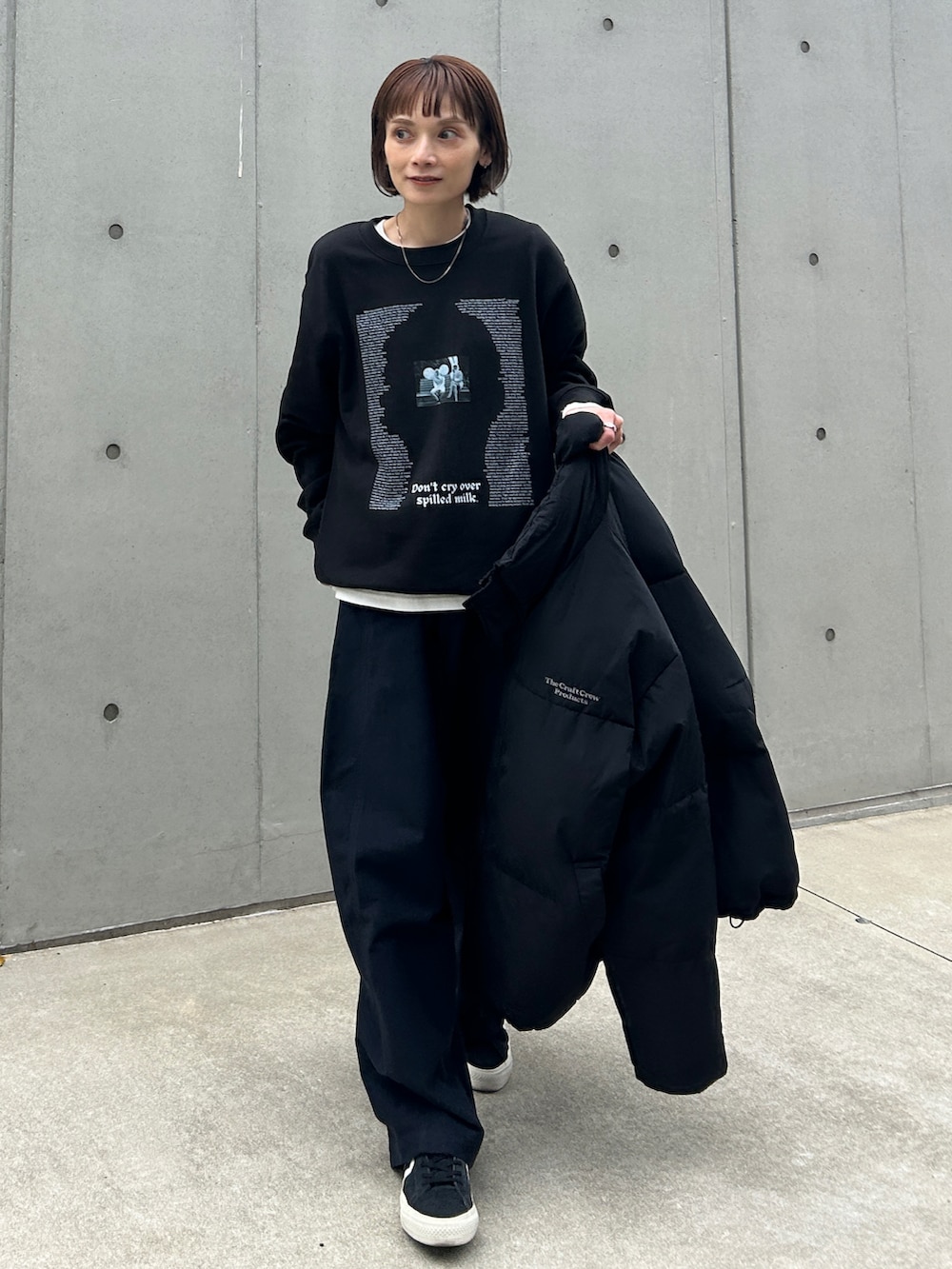 ブルー系のパンツ、ブラック系のスウェット、ブラック系のダウンジャケット/コートを着用したレディースの冬コーディネートの2枚目の写真