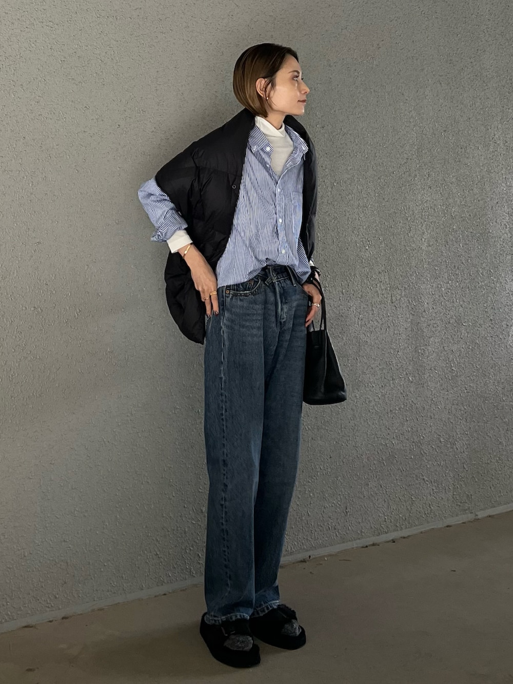 ブルー系のデニムパンツ、ブラック系のサンダル、ブルー系のシャツ/ブラウスを着用したレディースの秋コーディネートの2枚目の写真