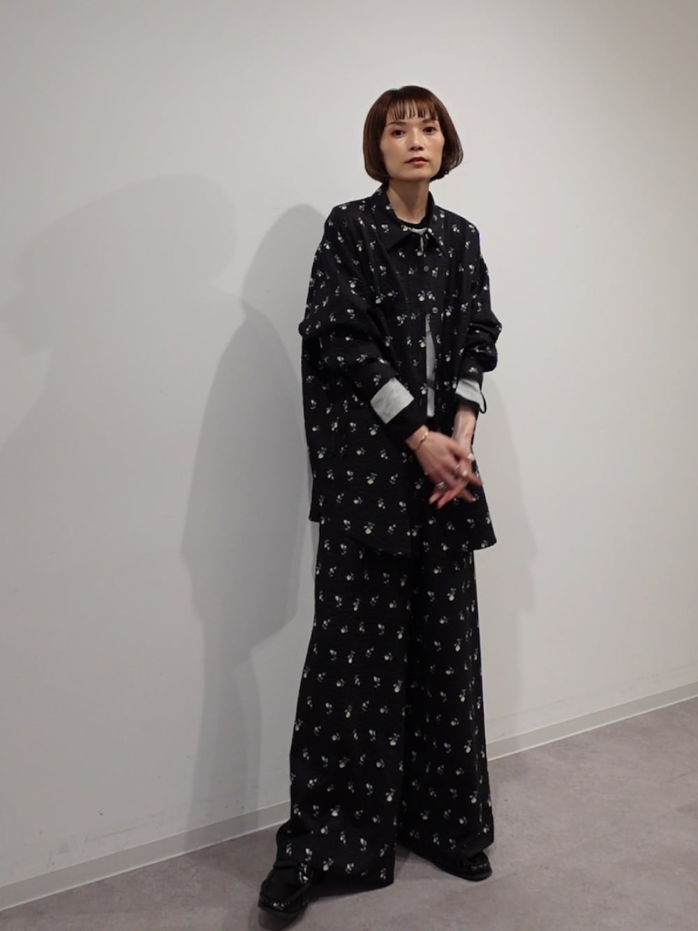 ブラック系のデニムパンツ、ブラック系のシャツ/ブラウス、グレー系のTシャツ/カットソーを着用したレディースの冬コーディネートの2枚目の写真