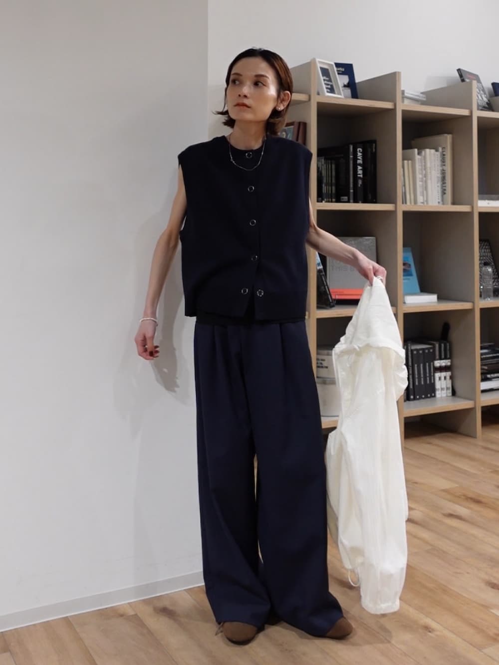 ブルー系のその他パンツ、ブルー系のベスト、ホワイト系のトップスを着用したレディースの春コーディネートの3枚目の写真