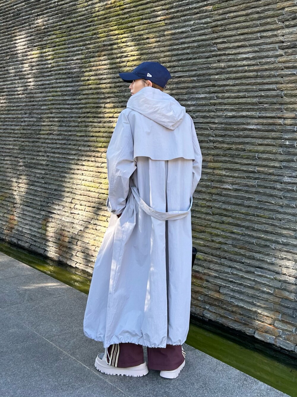 グレー系のシャツ/ブラウス、パープル系のスウェットパンツ、グレー系のサンダルを着用したレディースの春コーディネートの2枚目の写真