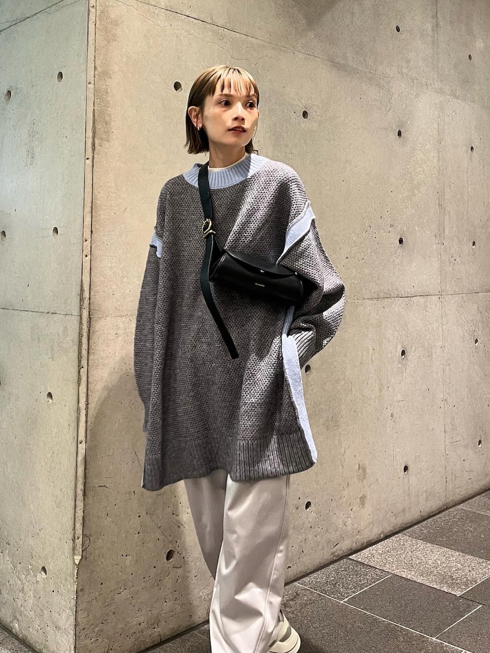 グレー系のその他パンツ、グレー系のニット/セーター、ブラック系のショルダーバッグを着用したレディースの秋コーディネートの5枚目の写真