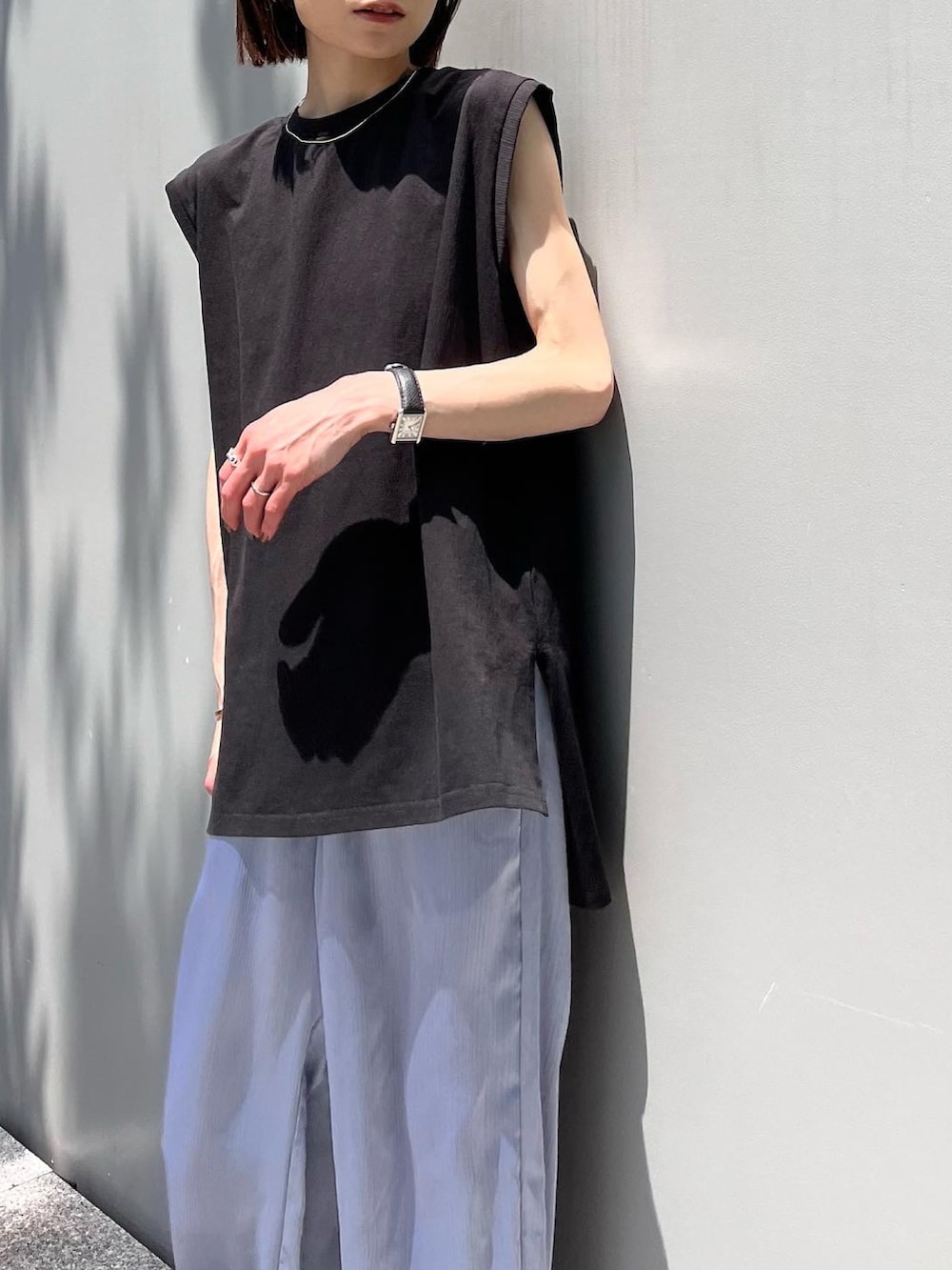 ブルー系のその他パンツ、ベージュ系のシャツ/ブラウス、ブラック系のサンダルを着用したレディースの夏コーディネートの3枚目の写真